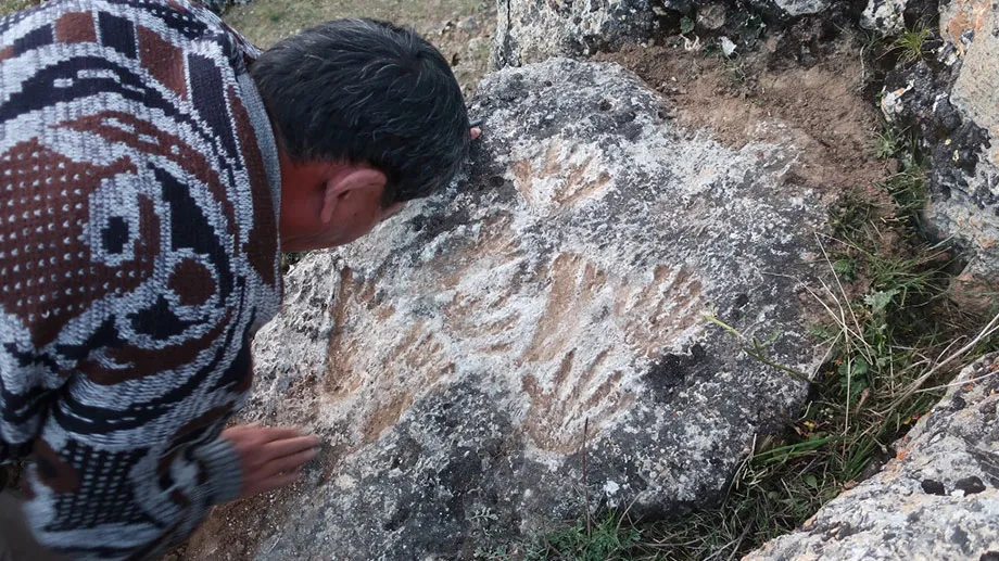 邱桑温泉石灰岩上发现手脚印