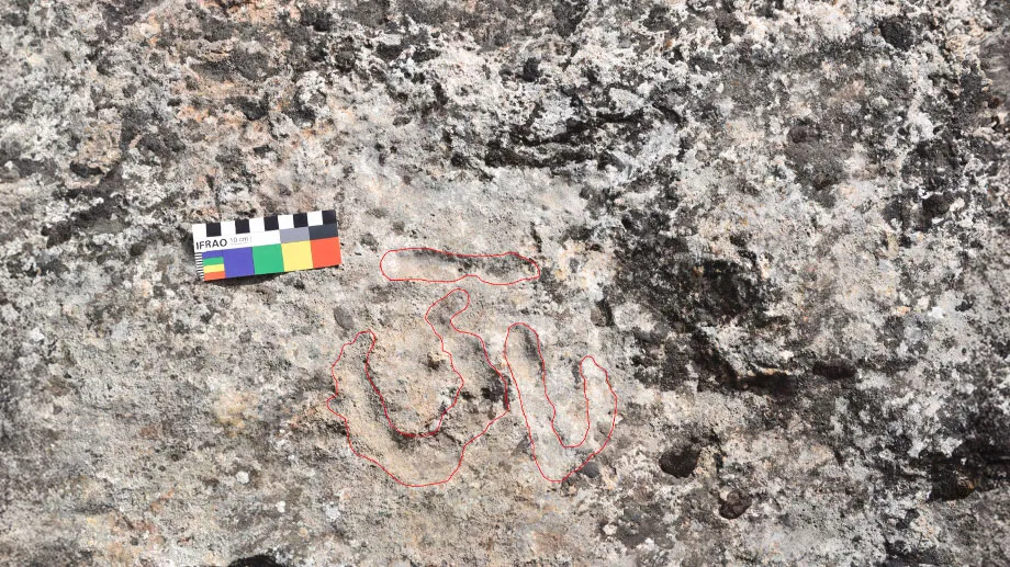 邱桑温泉岩石上的藏文字母