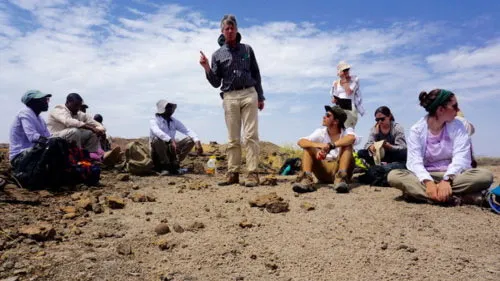 Raynolds博士在Koobi解释KBS岩层的年龄争论