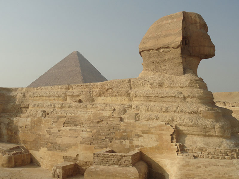 吉萨高原上的胡夫金字塔和狮身人面像