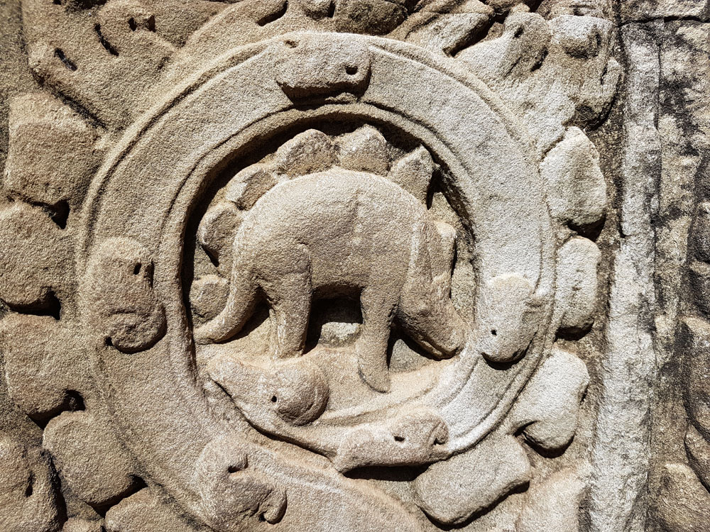 柬埔寨恐龙石雕