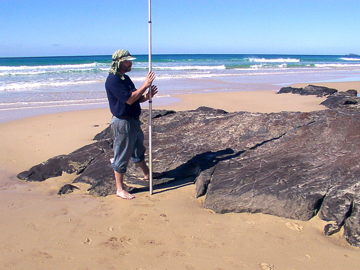 罗恩在弗雷泽岛东岸测量含腐植酸盐的砂岩