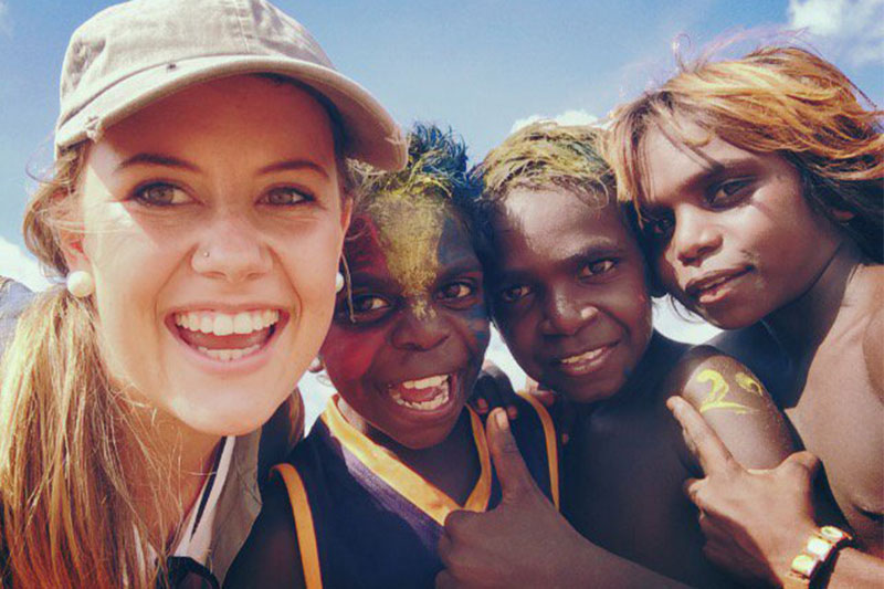澳洲土著人伊丽安娜与族人儿童