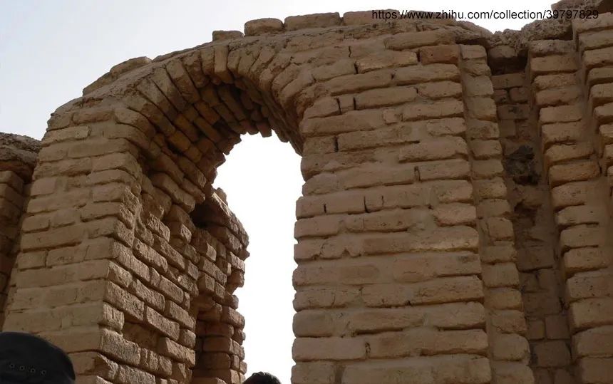 塔庙中由砖砌成的圆拱结构