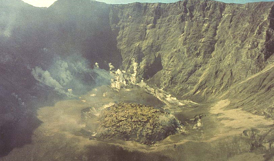 圣海伦斯火山喷发后形成的火山口