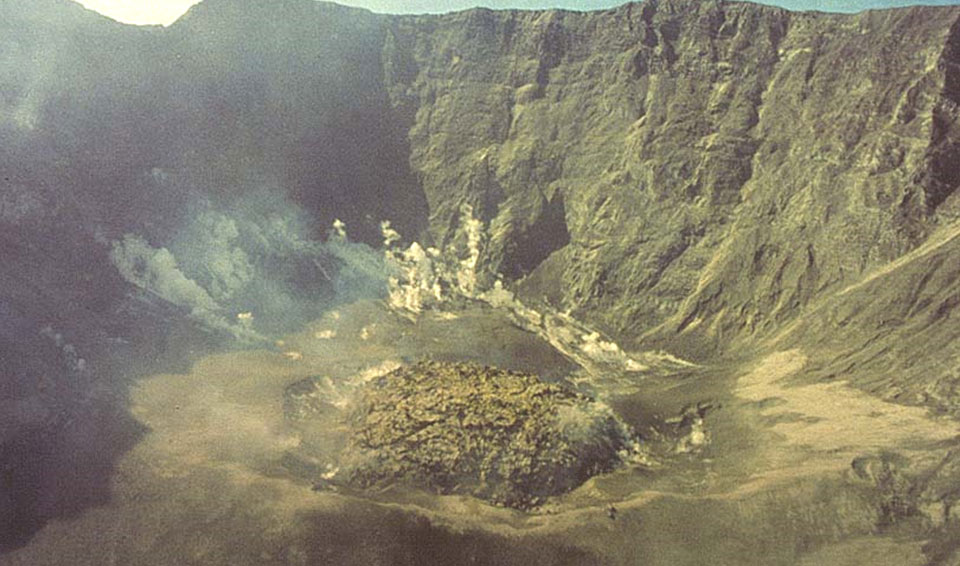 圣海伦斯火山喷发后形成的火山口