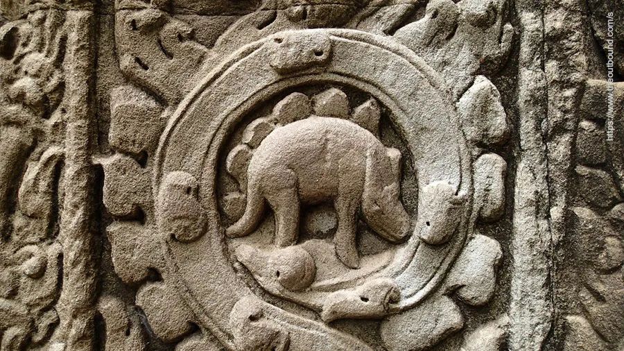 柬埔寨12世纪所建的吴哥窟中的剑龙雕刻