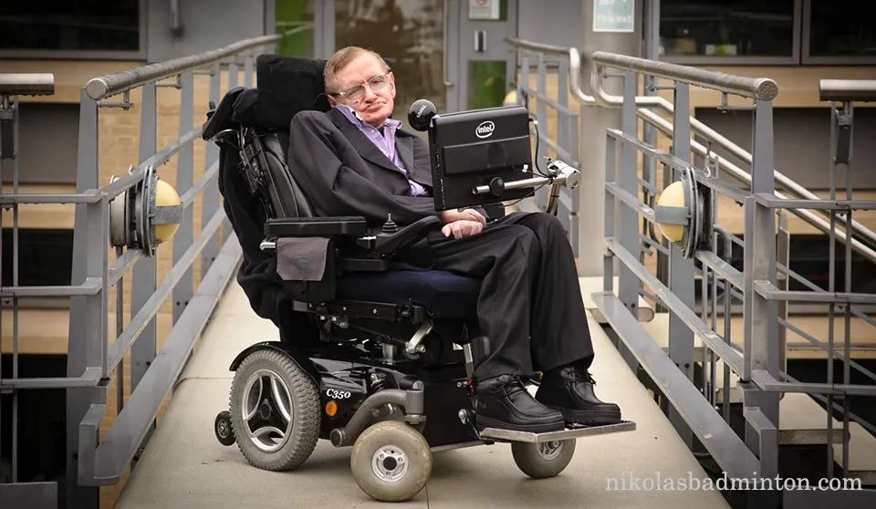 科学家能为霍金造出高科技的轮椅，但却不能修复他任何一个神经细胞，好让他站起来