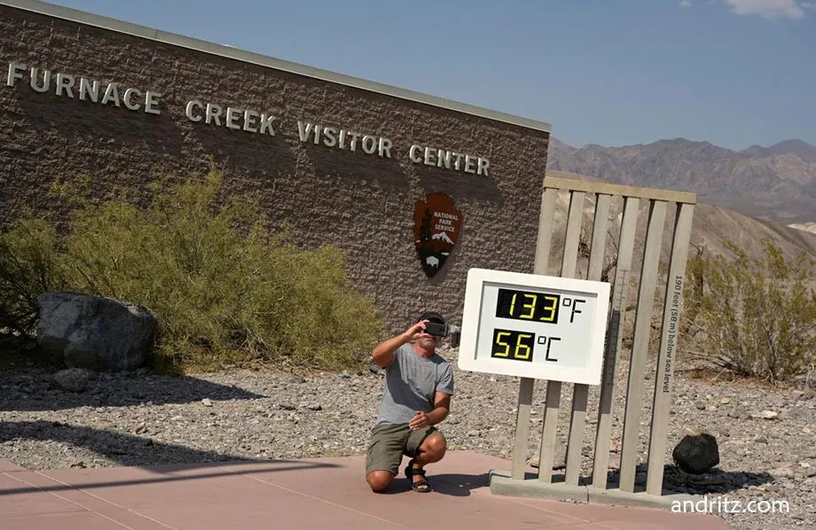 死亡谷的游客中心，温度牌显示是“56℃”！