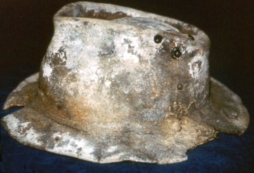 比如，在塔斯马尼亚岛上发现已石化的帽子