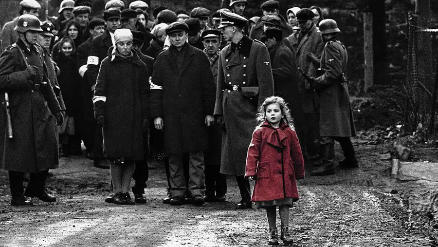 犹太难民群中的小女孩