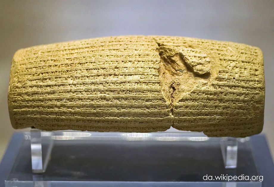 “居鲁士圆柱”记载着波斯征服巴比伦等内容，现收藏于大英博物馆