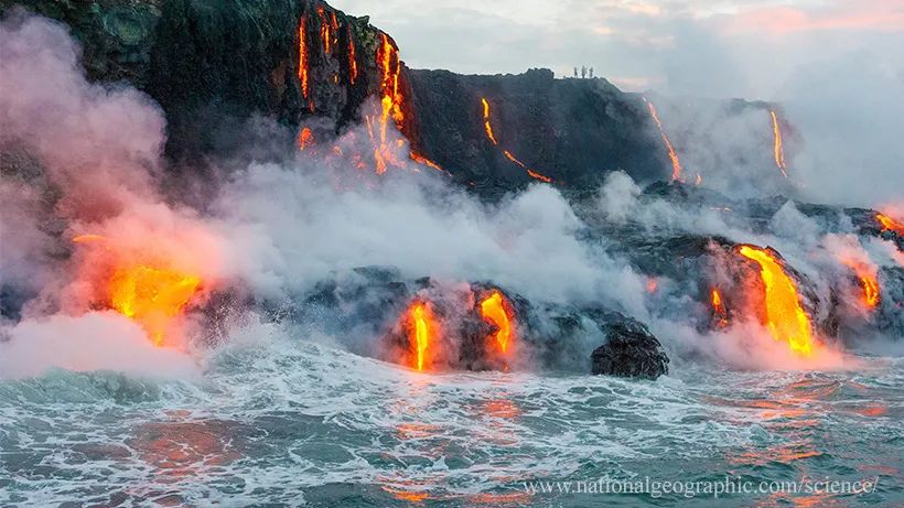 岩浆流入海洋，使海水升温