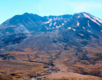 圣海伦斯火山喷发后，山顶被摧毁，留下一个巨大的火山口