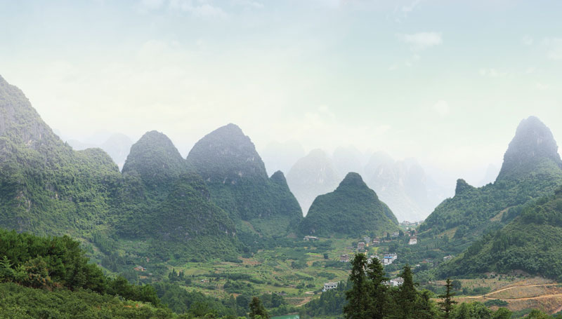 中国桂林漓江附近的喀斯特塔山 中国桂林漓江附近的喀斯特塔山