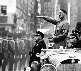 1938年在德国纽伦堡，希特勒与海因里希·希姆莱在帝国建党节检阅党卫军